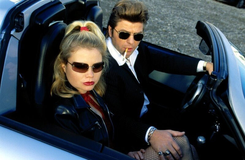 Jupp (Uwe Fellensiek, r.) und Jenny (Annette Frier, l.) ermitteln undercover als Ganovenpaar. – Bild: SAT.1 /​ Dobrivoie Kerpenisan