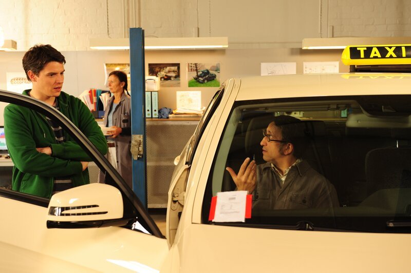 Rico Sander (Benjamin Strecker, l.) und Jan Arnaud (Mike Zaka Sommerfeldt, r.). – Bild: ZDF/​Markus Fenchel