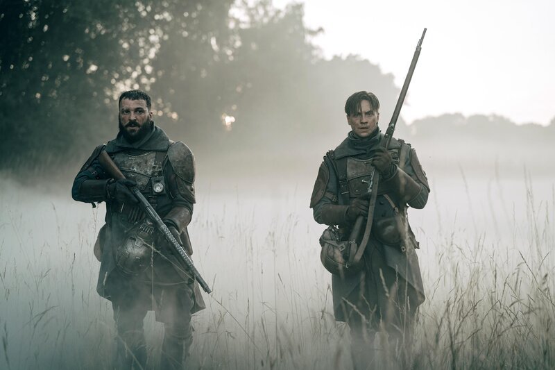 Djibouti (Thibaut Evrard, l.); Gabriel Ferraud (Louis Peres, r.) – Bild: FEDERATION STUDIOS – ESPRITS FRAPPEURS /​ CANAL+ /​ Caroline Dubois