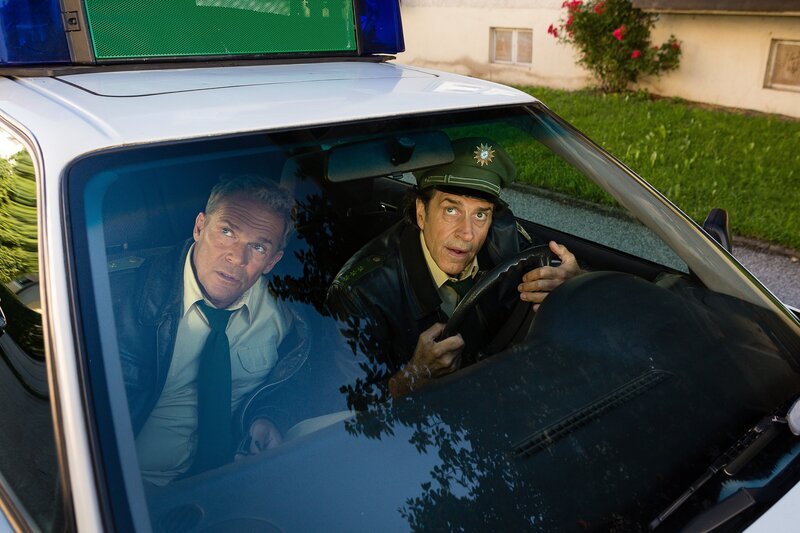 v.li.: Hubert (Christian Tramitz) und Staller (Helmfried von Lüttichau) ermitteln wieder auch Hochtzouren – Bild: Leonine /​ Arvid Uhlig