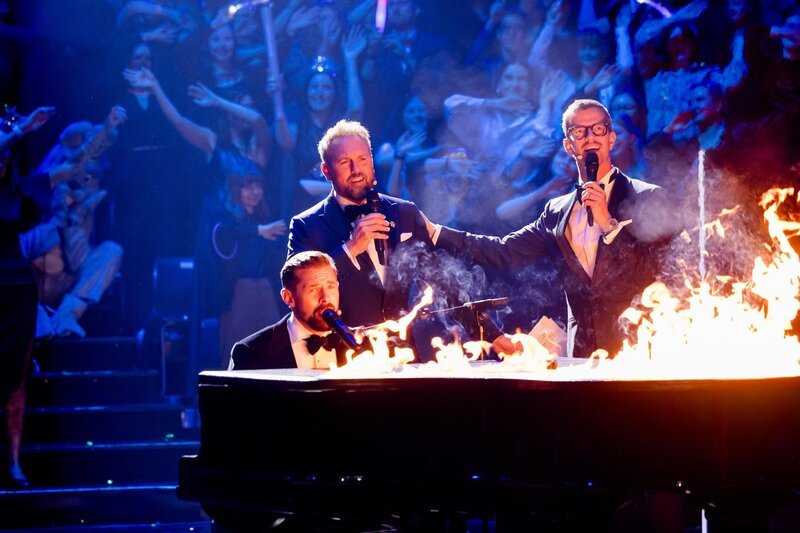 (v.l.n.r..) Klaas Heufer-Umlauf; Steven Gätjen; Joko Winterscheidt – Bild: Joyn /​ Nadine Rupp