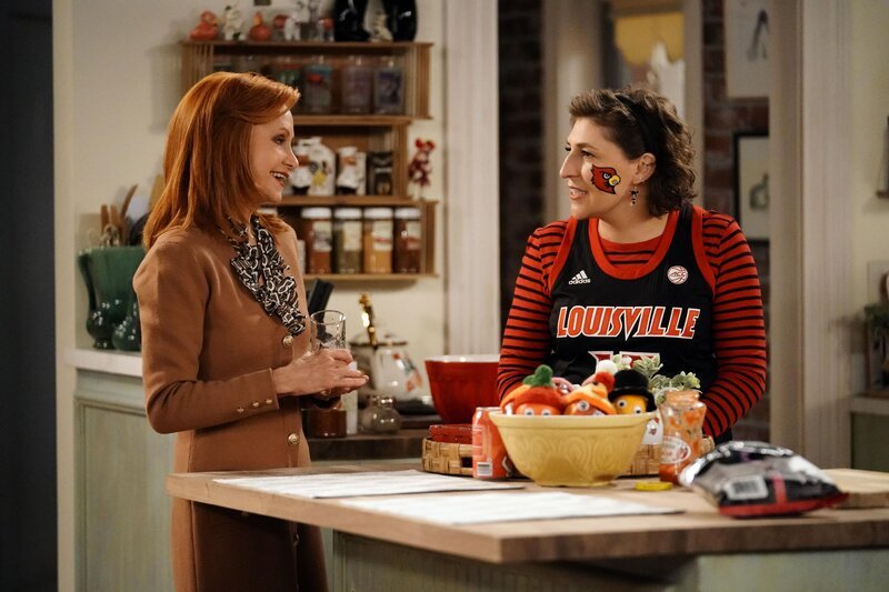 Sheila (Swoosie Kurtz, l.); Kat (Mayim Bialik, r.) – Bild: FOX MEDIA LLC /​ Lisa Rose