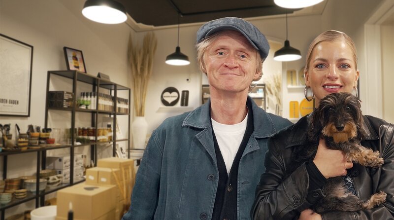 Das Herrengedeck des kleinen Mannes. SWR Moderator Pierre M. Krause trifft Podcasterin Laura Larsson. Nachdem sie im Kasino verzockt haben, wird hemmungslos rumgeleckt – bis es Laura zu peinlich wird und sie ihren Hund Mara von Pierre loseist. – Bild: SWR