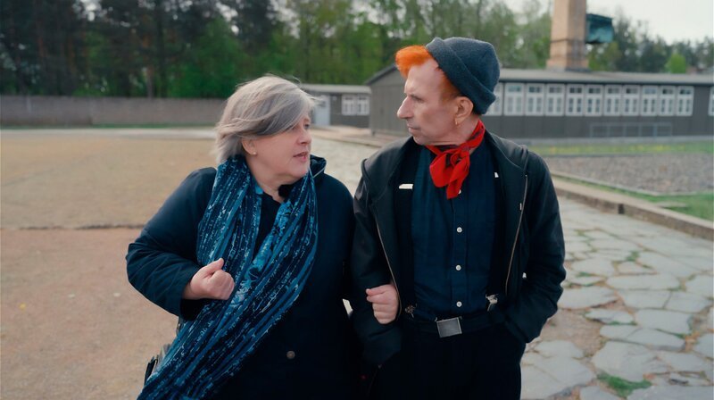 Marjolein Snep (l.) und George Saxon in der Gedenkstätte Sachsenhausen. – Bild: rbb/Gedenkstätte Sachsenhausen/Mariella Santibáñez/Rina Zimmering Marjolein Snep (l.) und George Saxon in der Gedenkstätte Sachsenhausen. – Bild: rbb/Gedenkstätte Sachsenhausen/Mariella Santibáñez/Rina Zimmering