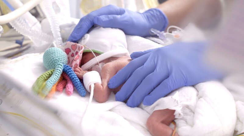 Je kleiner und leichter ein Frühchen zur Welt kommt, umso größer ist das Risiko für spätere Beeinträchtigungen. – Bild: WDR/​Längengrad Filmproduktion/​Sven Kiesche