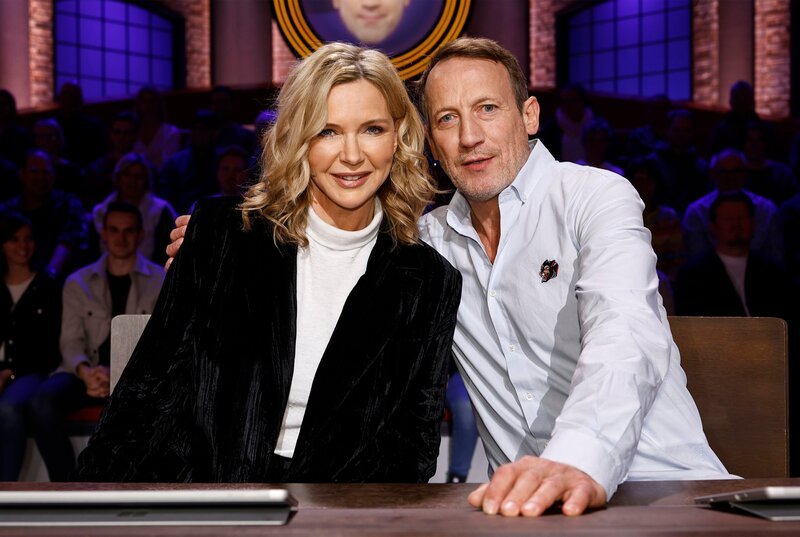 Rateteam-Kapitän Wotan Wilke Möhring (r.) und Schauspielerin Veronica Ferres (l.). – Bild: ARD/NDR/Morris Mac Matzen Rateteam-Kapitän Wotan Wilke Möhring (r.) und Schauspielerin Veronica Ferres (l.). – Bild: ARD/NDR/Morris Mac Matzen