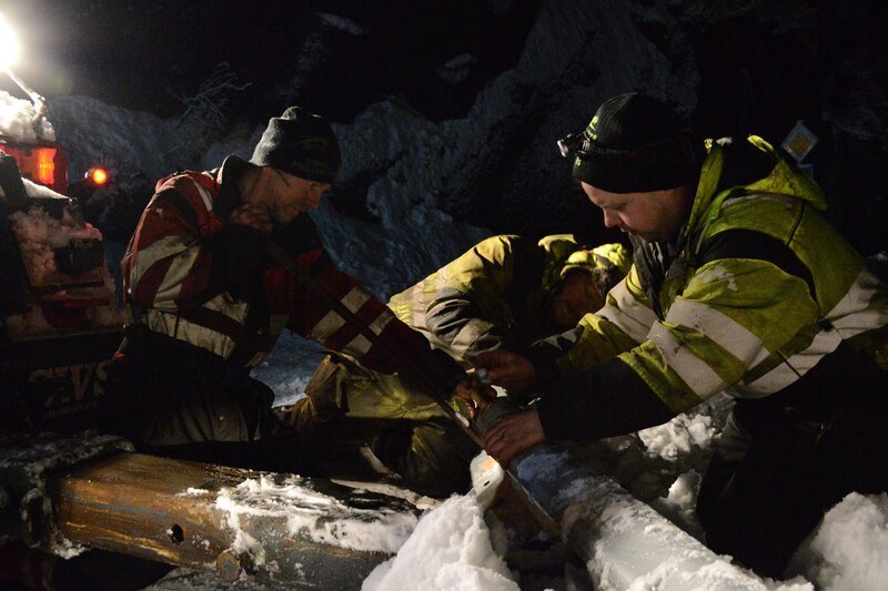 Odda, Norway – (Left to Right) Tor Steinar Tveit, Thord Paulsen and Olav Eike are trying to remove the road safety barriers. It’s in their way and makes problems for them to rescue the heavy vehicle in the ditch. – Bild: National Geographic