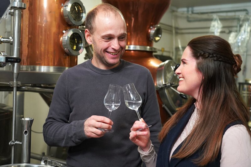 Mario Thauerböck und Hoagascht Moderatorin Conny Bürgler in der Brennerei der Bio Brennerei Thauerböck – Bild: Degn Film / ServusTV Mario Thauerböck und Hoagascht Moderatorin Conny Bürgler in der Brennerei der Bio Brennerei Thauerböck – Bild: Degn Film / ServusTV