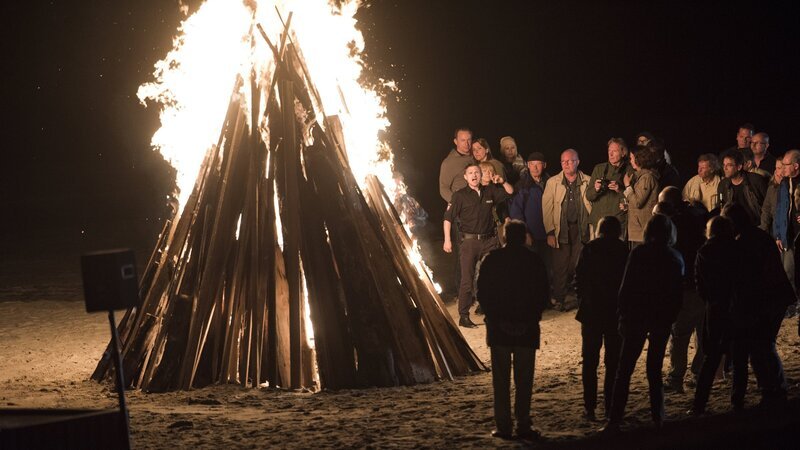 Das traditionelle Feuer an der ostfriesischen Küste hat zahlreiche Menschen angelockt. Doch als in den Flammen eine Leiche entdeckt wird, ist es mit der guten Stimmung schlagartig vorbei. – Bild: ZDF und Martin Valentin Menke