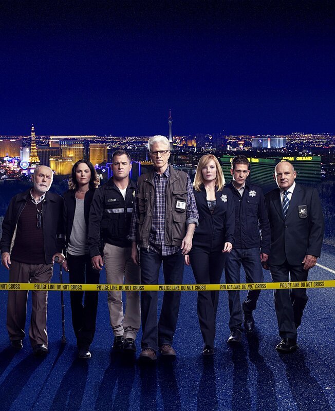 Das CSI-Team: V.l.: Dr. Albert Robbins (Robert David Hall), Sara Sidle (Jorja Fox), Nick Stokes (George Eads), D.B. Russell (Ted Danson), Catherine Willows (Marg Helgenberger), Greg Sanders (Eric Szmanda) und Captain Jim Brass (Paul Guilfoyle). – Bild: RTL