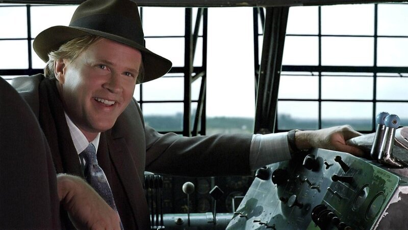 Scott Roemer (Cary Elwes) ist Chef eines globalen Luftschifffahrtsunternehmens. – Bild: RTL /​ TNT