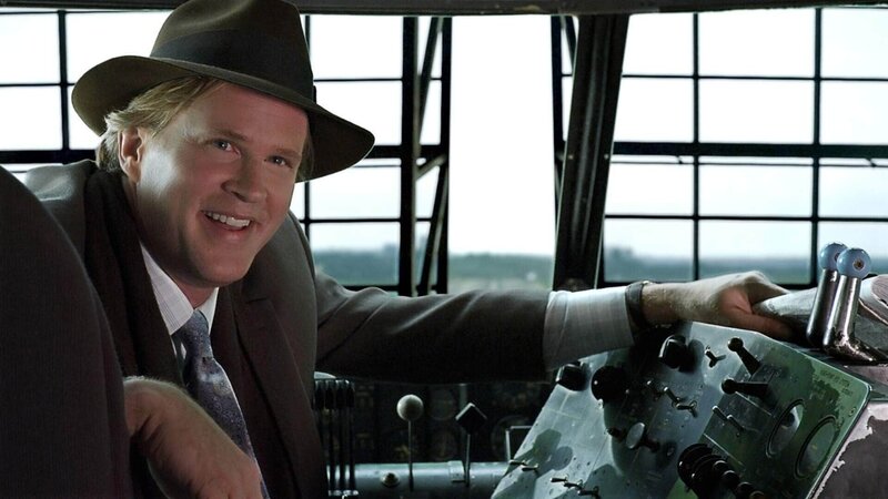 Scott Roemer (Cary Elwes) ist Chef eines globalen Luftschifffahrtsunternehmens. – Bild: RTL /​ TNT