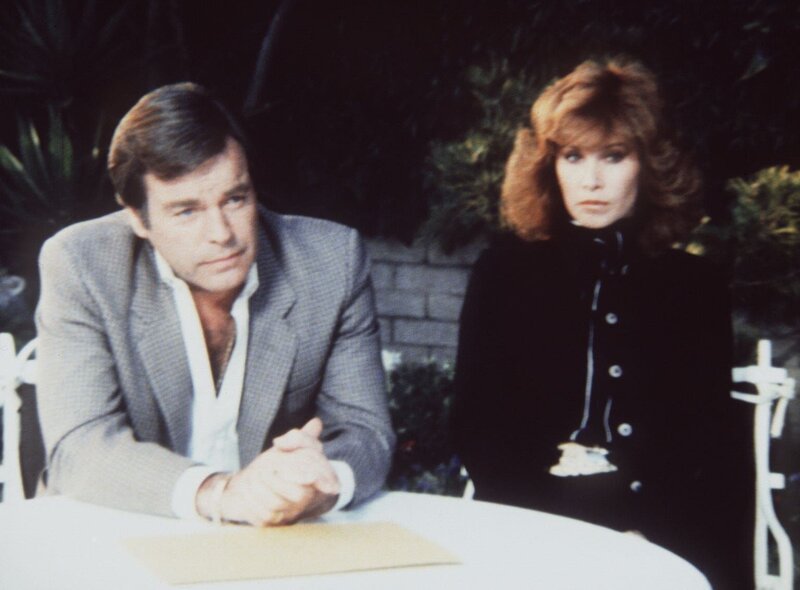 Bei einem Besuch der Witwe des Unfallopfers ahnen Jonathan (Robert Wagner, l.) und Jennifer (Stefanie Powers, r.), dass diese Versicherungsbetrug begehen will … – Bild: ProSieben Media AG
