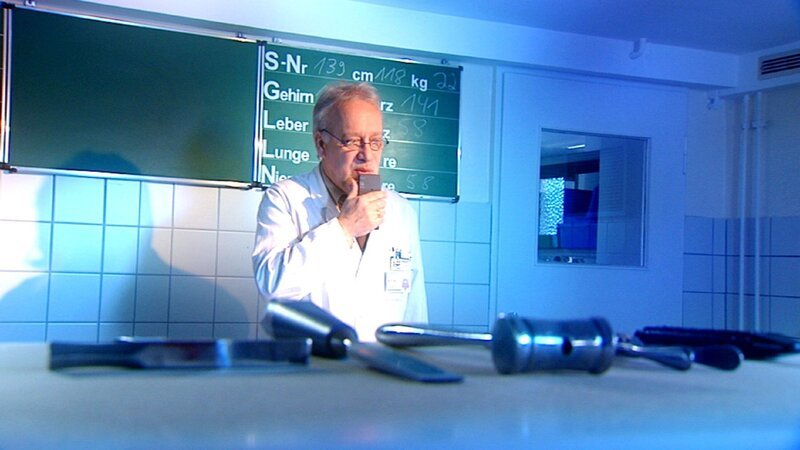 Experten wie der Rechtsmediziner Dr. Manfred Riße aus dem Pathologischen Institut in Gießen erklären, mit welchen Methoden sie die Täter überführen konnten. – Bild: MG RTL D
