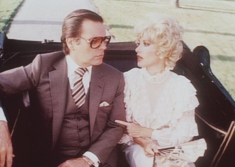 Jennifer (Stefanie Powers, r.) hat sich als Schriftstellerin und Jonathan (Robert Wagner, l.) als ihr Sekretär getarnt, damit ihr ehemaliger Professor nicht enttarnt wird. Unglücklicherweise haben sie nicht mit einem rabiaten Verehrer des Dozenten gerechnet … – Bild: ProSieben Media AG