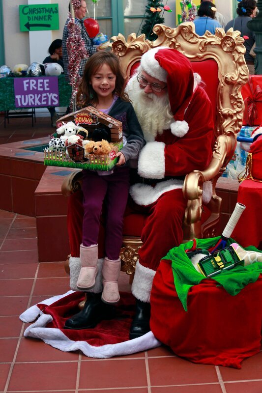 Lily (Aubrey Anderson-Emmons) mit Santa Claus (Charley Koontz) – Bild: ViacomCBS