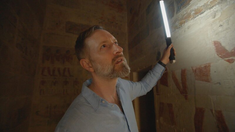 Egyptologist Chris Naunton explores inside a tomb in the necropolis at Saqqara in Egypt. Archaeologists excavate among a field of unusual pyramids, to uncover the secrets of a forgotten dynasty of Pharaohs: The Sun Kings. (Windfall Films) – Bild: National Geographic