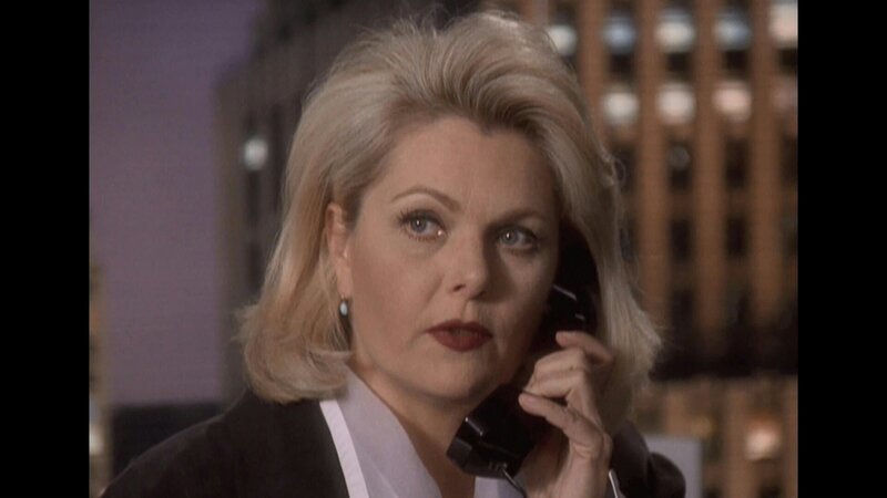 Die Chefredakteurin Liz Bradley (Ann Jillian) ist im Beruf hart geworden. – Bild: CBS Studios International