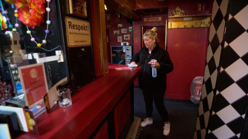 Carmen ist Teil des Teams von Olivia Jones und reinigt die Bar. – Bild: NDR/​Seelmannfilm GmbH