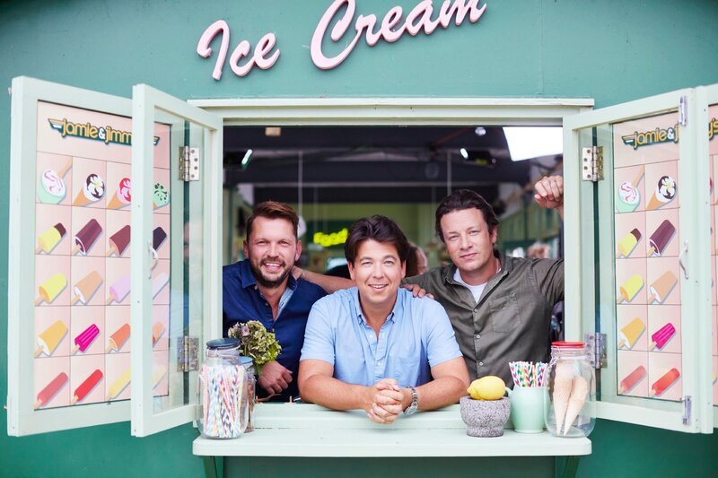 V.l.: Jimmy Doherty, Michael McIntyre, Jamie Oliver – Bild: Jakobsmuscheln an Bohnen mit Michael McIntyre /​ RTL /​ Jamie Oliver Enterprises Limited: Photography Steve Ryan