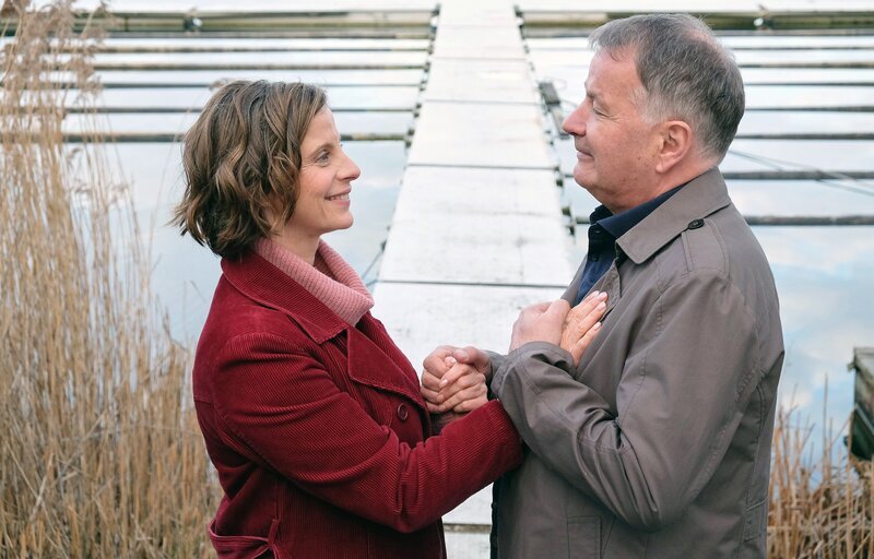 Julia Jäger spielt Katja Brückner, die neue Liebe von Dr. Roland Heilmann (Thomas Rühmann). – Bild: MDR/​Saxonia Media/​Sebastian Kiss