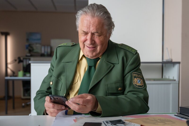 Die Telefonleitungen sind tot. Girwidz (Michael Brandner) wird das Lachen gleich vergehen … – Bild: LEONINE Studios /​ Thomas Neumeier