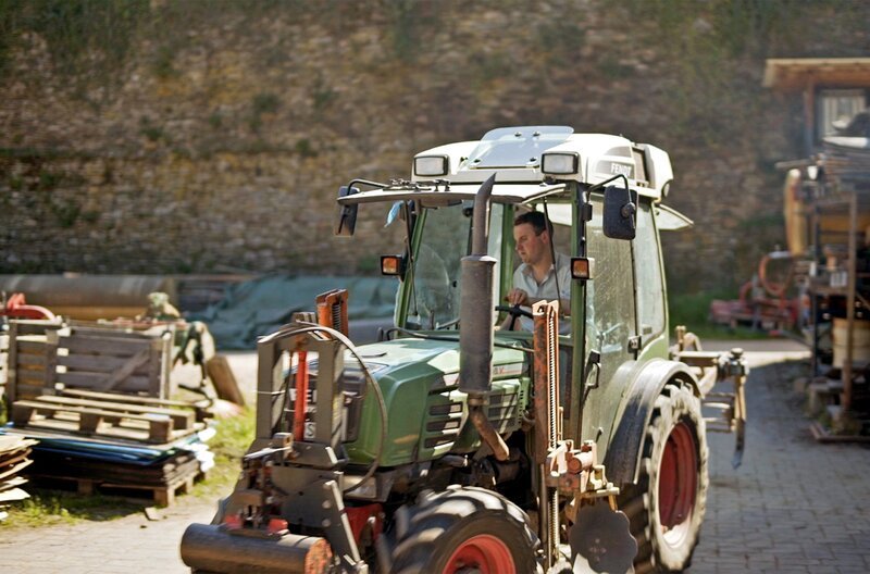Felix Prinz zu Salm-Salm auf dem Traktor. – Bild: SWR