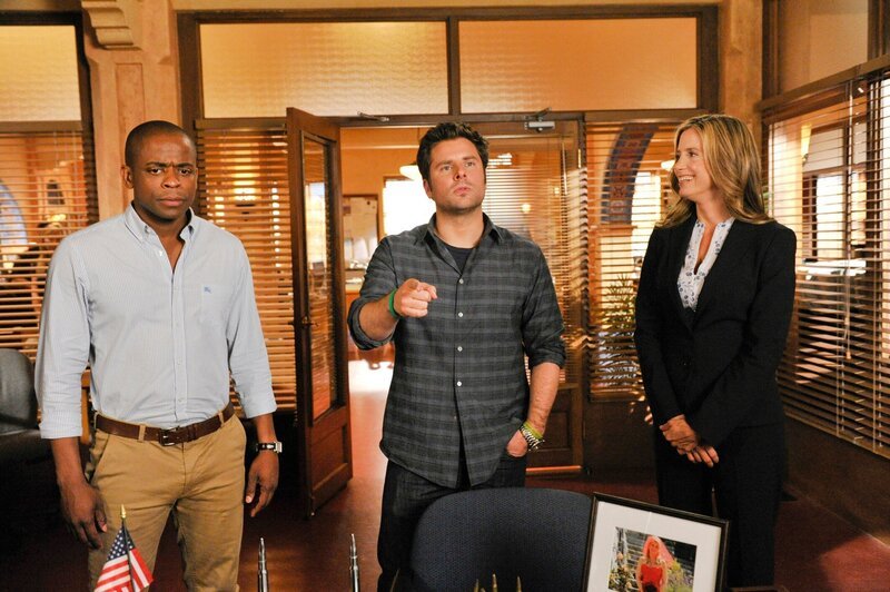PSYCH -- „A Touch Of Sweevil“ Episode 808 -- Pictured: (l-r) Dule Hill as Gus Guster, James Roday as Shawn Spencer, Mira Sorvino as Betsy – Bild: USA Network Media, LLC /​ UNIVERSAL CHANNEL