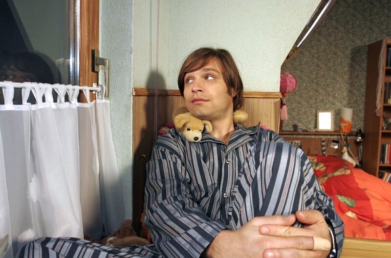 Bruno (Tim Sander) genießt die Geborgenheit in der Familie Plenske. – Bild: SAT.1 /​ Noreen Flynn