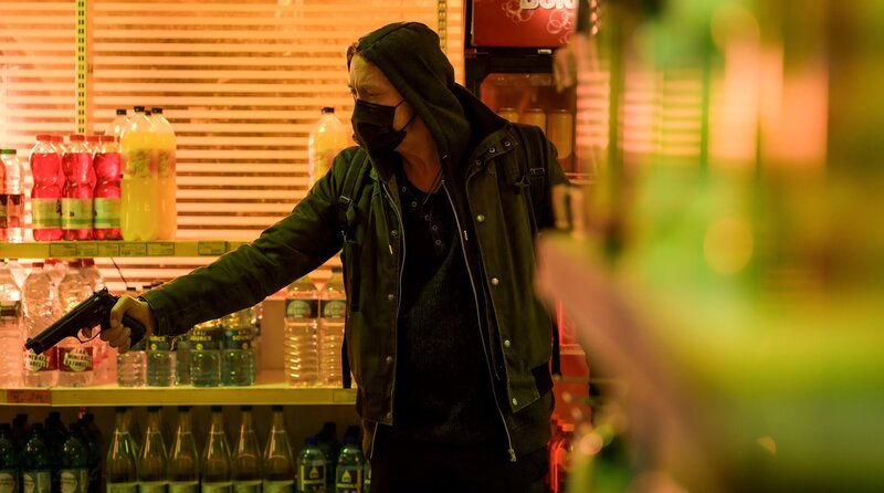 Räuber Nicolas (Michaël Erpelding) nimmt im Supermarkt Geiseln. – Bild: DR/​Septembre Productions/​Itinéraire Productions/​TF1/​Be-FILMS/​RTBF (Télévision belge)