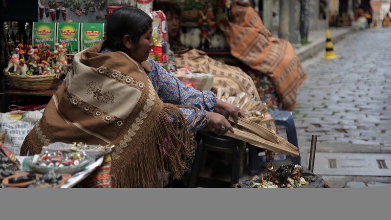 Ivet performs a protection ritual with coca leaves in front of her shop in La Paz, Bolivia, as seen in Travel Channel’s Legendary Locations. – Bild: The Travel Channel, LLC.