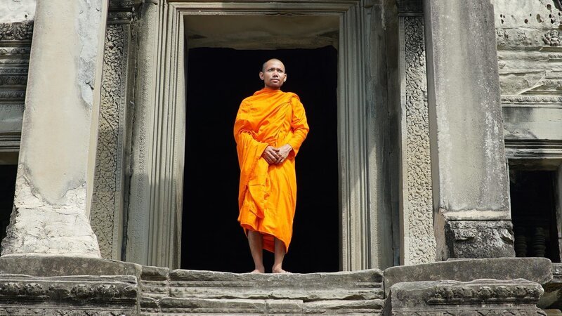 A monk stands in the temple of Angkor Wat, Cambodia, as seen on Travel Channel’s Legendary Locations. – Bild: The Travel Channel, LLC