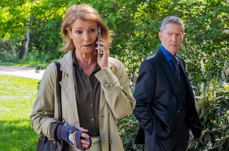 Dr. Rolf Kaminski (Udo Schenk) weiß von Sarah Marquardt, dass Dr. Marla Lambert (Kirsten Block) einen Verehrer oder gar Partner hat. Als Marla bei einem gemeinsamen Spaziergang von ebendiesem angerufen wird, wird auch Kaminski skeptisch. – Bild: MDR/​Saxonia Media/​Sebastian Kiss