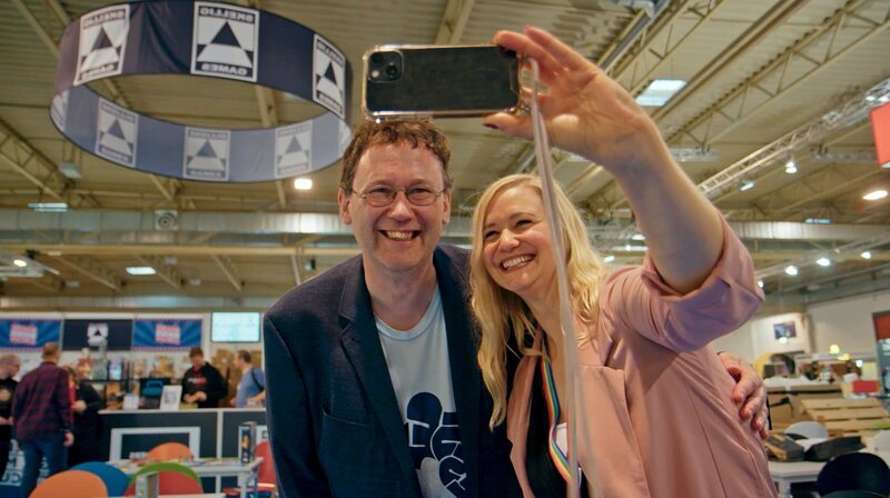 Spieleautoren Uwe Rosenberg und Rita Modl auf der Spielemesse Essen. Weiteres Bildmaterial finden Sie unter www.br-foto.de. – Bild: BR/​U5 Filmproduktion GmbH & Co.KG
