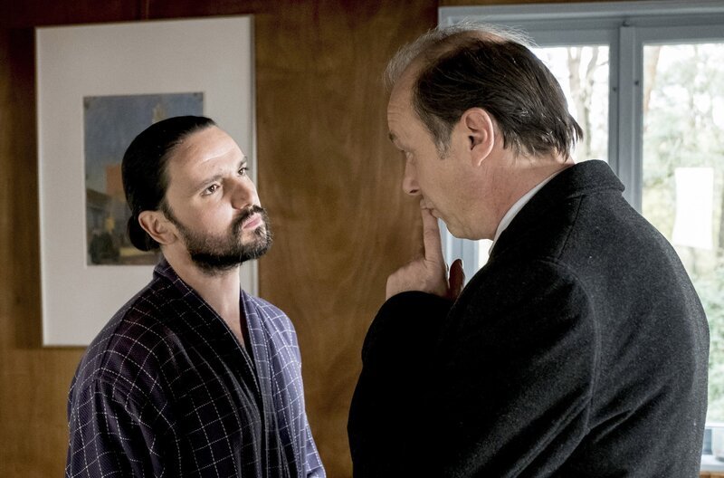 Komissariatsleiter Schnabel (Martin Brambach) befragt den Tatverdächtigen Fabian Rossbach (Sascha Göpel). v.r. – Bild: PLURIMEDIA (MDR /​ Wiedemann & Berg /​ Gordon Muehle)