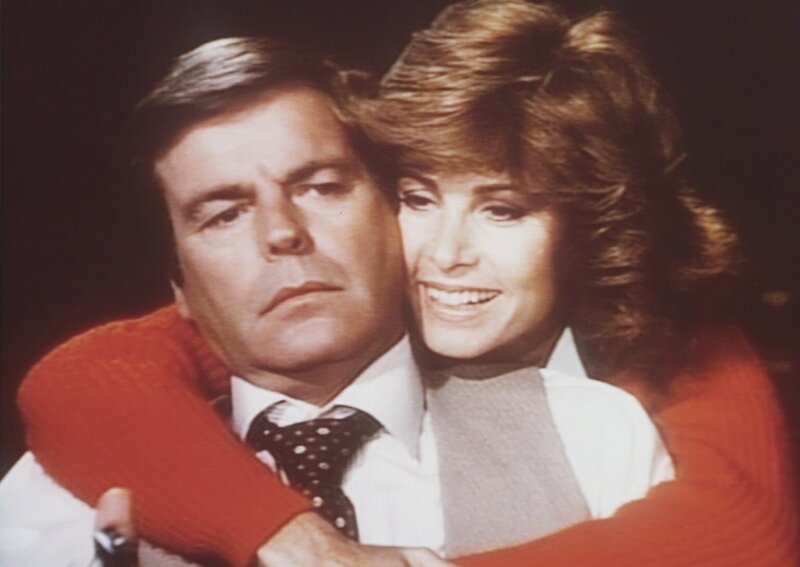 Jennifer (Stefanie Powers, r.) hat keine Ahnung, warum Jonathan (Robert Wagner, l.) sich so seltsam verhält. Dieser wurde nämlich hypnotisiert, um ihn tödlich verunglücken zu lassen. – Bild: Sat.1 Gold
