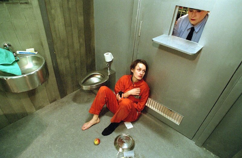 Saschas (Barbara Sotelsek) Aufstand bei dem Filzen der Zelle hat ihr eine Einzelhaft beschert. Die Beamtin Schiller (Katrin Oehme) zeigt sich auch sonst nicht von der freundlichsten Seite und lässt Saschas Abendessen auf die Erde fallen … – Bild: RTL /​ Trau, schau, wem