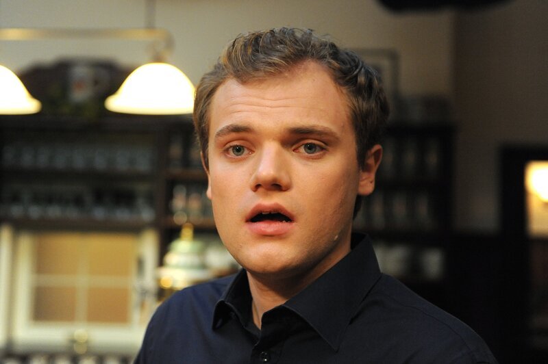 Bei seiner Rechere muss Philipp (Philipp Schneider, KLD) feststellen, dass es in Lansing keine bezahlbare Wohnung gibt. – Bild: Marco Orlando Pichler /​ BR