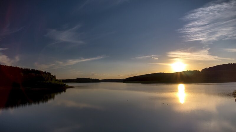 Abendstimmung an der Dhünntalsperre. – Bild: WDR/​Tesche Dokumentarfilm