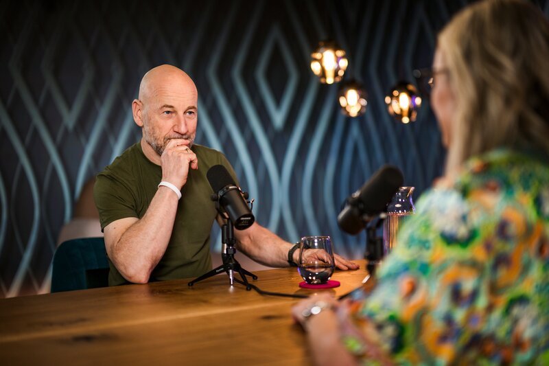 Monika Gruber und Roland Düringer während ‚Die Gruaberin – Vodcast‘ in Salzburg. – Bild: ServusTV /​ Sebastian Marko