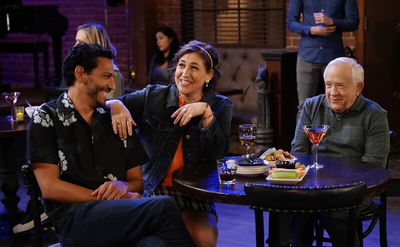(v.l.n.r.) Oscar (Christopher Rivas); Kat (Mayim Bialik); Phil (Leslie Jordan) – Bild: FOX MEDIA LLC.