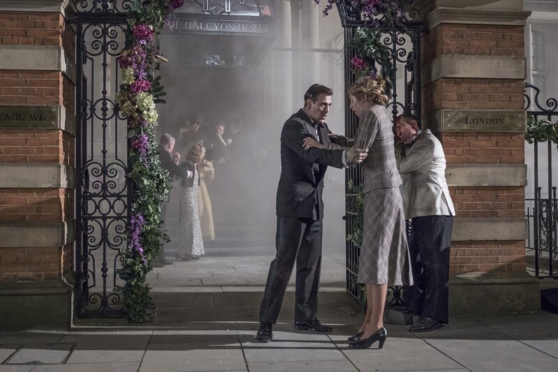 Joe O’Hara (Matt Ryan, vorne, l.), Emma Garland (Hermione Corfield, vorne, m.). – Bild: Left Bank Pictures (Television) Limited