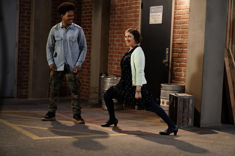 Carter (Julian Gant, l.); Kat (Mayim Bialik, r.) – Bild: FOX MEDIA LLC. /​ Lisa Rose