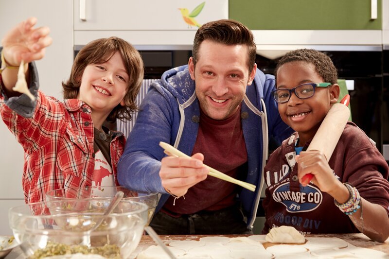 Alexander Kumptner mit Simon und Amos. – Bild: ORF 1