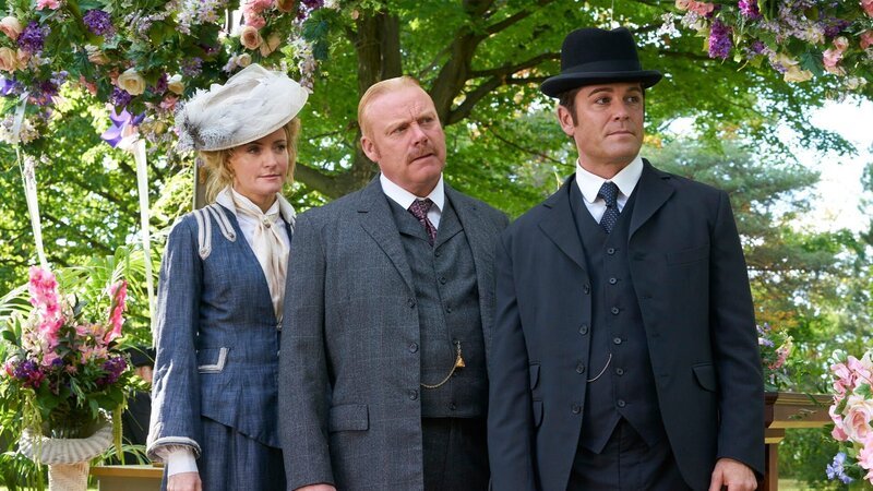 L-R: Julia Ogden (Helene Joy), Thomas Brackenreid (Thomas Craig), William Murdoch (Yannick Bisson) – Bild: Shaftesbury