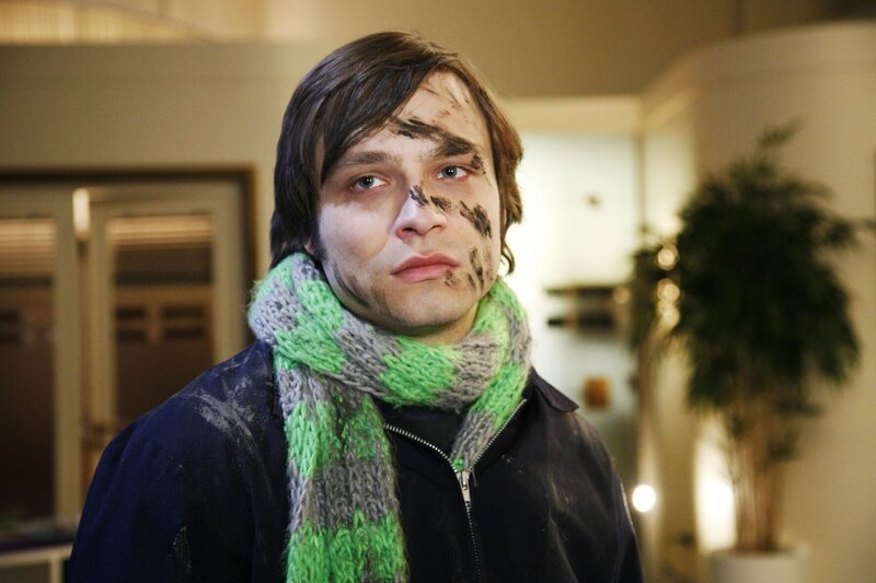 Bruno (Tim Sander) ist enttäuscht, dass Paolo den Beinahe-Kuss mit Kim gestört hat. – Bild: SAT.1 /​ Monika Schürle