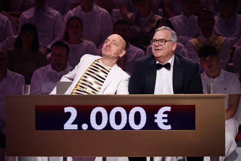 v.li.: Bernhard Hoëcker, Elton – Bild: ORF/​NDR/​Morris Mac Matzen
