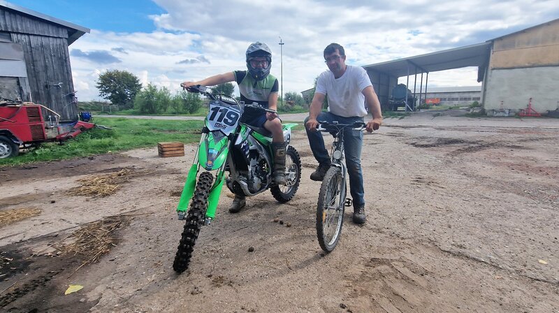 Ronny und sein Sohn Adrian am Tag vor dem großen Motocrossrennen. – Bild: MDR/​Miamedia/​Susanna Bülow