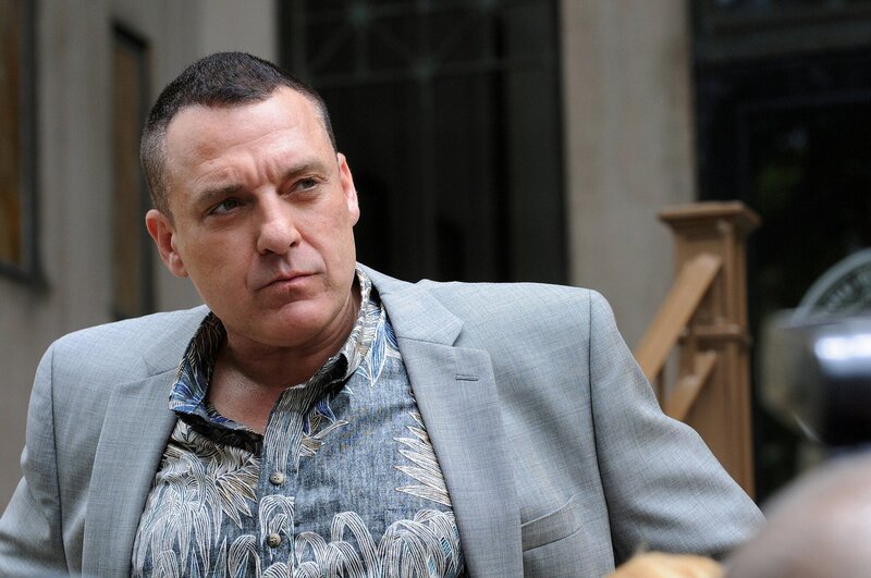 Kono muss sich weiterhin einer Untersuchung durch die innere Ermittlungsbehörde der Polizei von Hawaii unterziehen. Das Arbeiten mit Internal Affairs Capt. Vince Fryer (Tom Sizemore) gestaltet sich dabei als äußerst schwierig. – Bild: NORMAN SHAPIRO /​ CBS ENTERTAINMENT