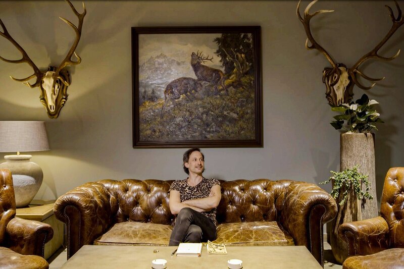 Michael Ostrowski in der Lobby des „Hotel Central“ – Bild: ServusTV /​ Neulandfilm